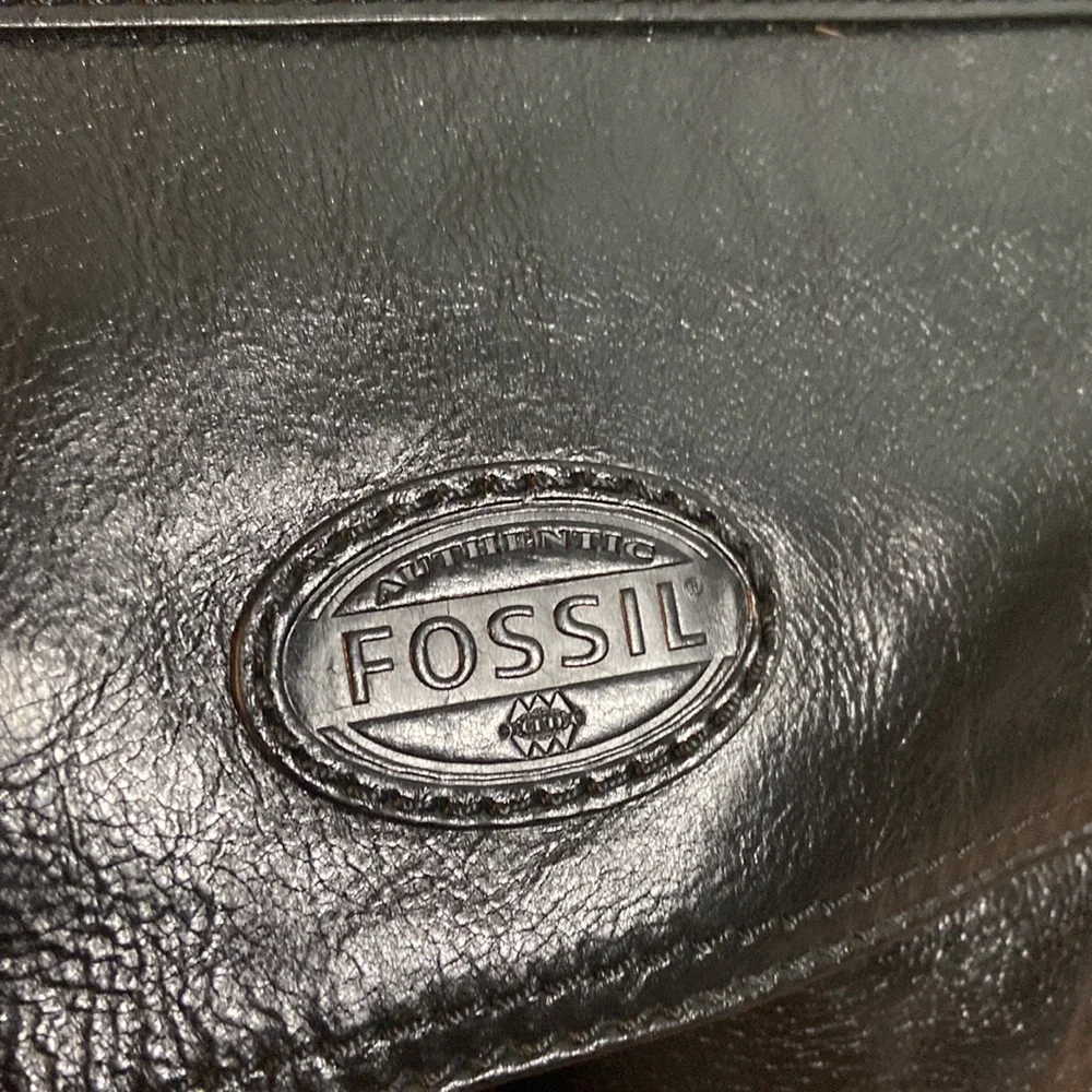 Like new FOSSIL EW transit Leather Computer/Messenger Bag